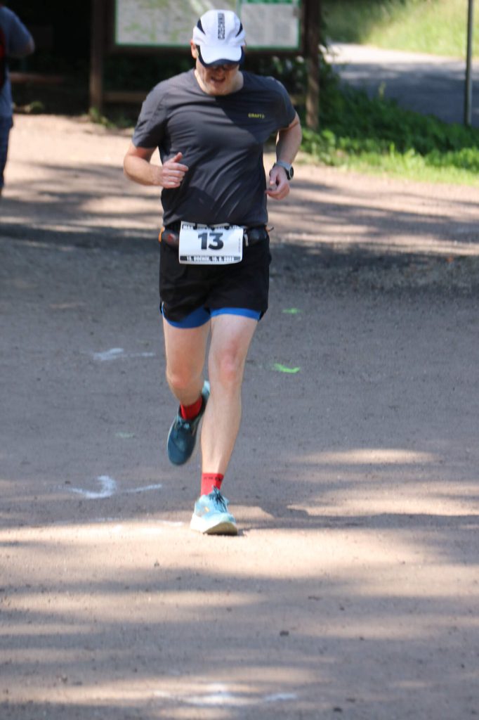 Jiruša dobíhá do cíle, svého prvního maratonu.